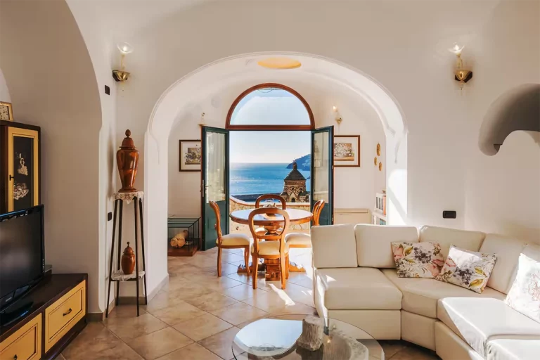 Villa Angelina Rosario vista salone con affaccio su terrazza vista amalfi e mare amalfi