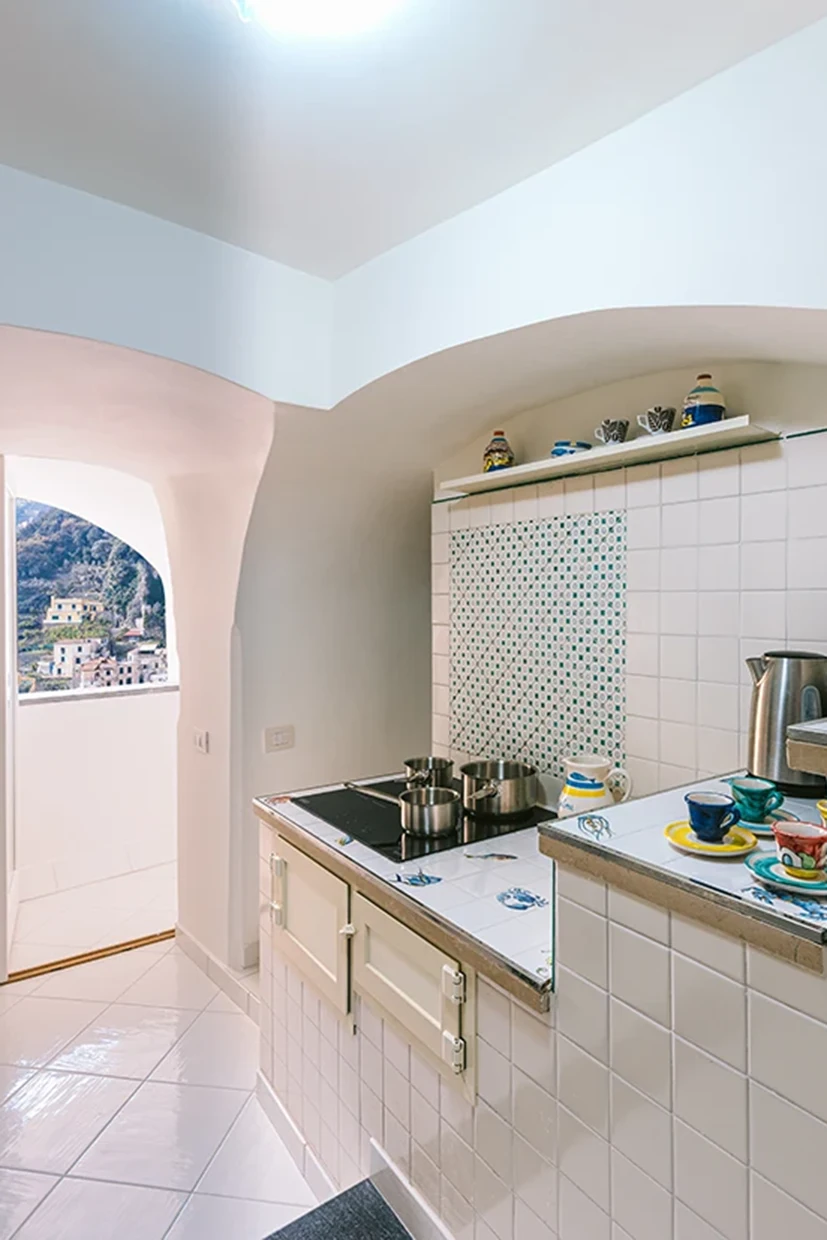 Villa-Angelina-Urban-Retreat-cucina-con-terrazino novideo